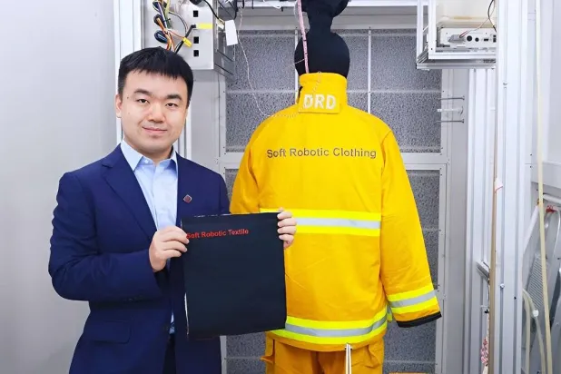 تضمن الملابس الروبوتية الناعمة من خلال تكيفها تلقائياً مع درجات الحرارة المحيطة سلامة العمل في البيئات الحارة (جامعة بوليتكنيك هونغ كونغ)