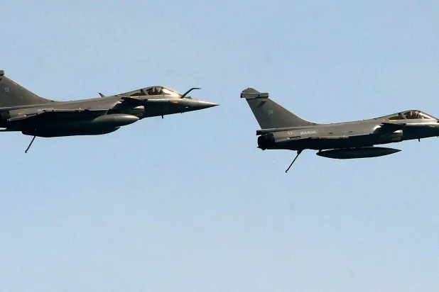 طائرتان مقاتلتان فرنسيتان من طراز «رافال» تحلقان خلال مناورة عسكرية دولية مع البحرية الهندية في 11 مايو 2017 قبالة سواحل بريست غرب فرنسا (أ.ف.ب)