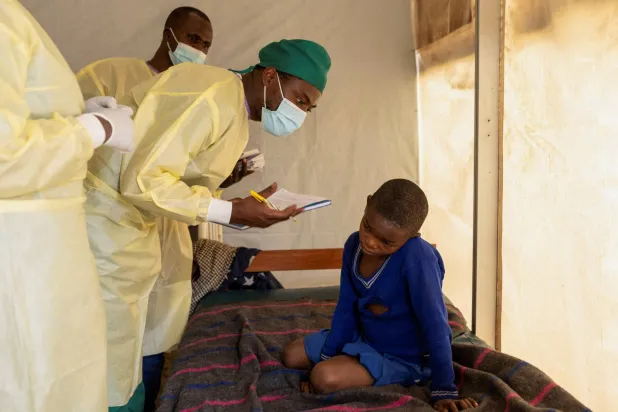 طبيب يعالج مريض مصاب بجدري القردة في مركز علاج في إقليم شمال كيفو بجمهورية الكونغو الديمقراطية 19 يوليو 2024 (رويترز)