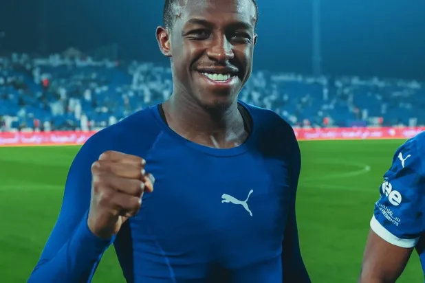 سعود عبدالحميد محتفلا ببلوغ فريقه نهائي بطولة السوبر السعودي (الهلال)