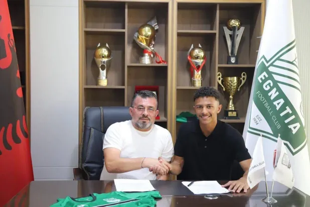 يزن مدني خلال توقيع العقد مع نادي إيغناتيا (الشرق الأوسط)