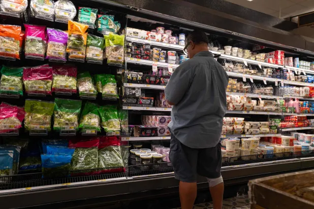 شخص يتسوق داخل متجر في بروكلين بمدينة نيويورك (أ.ف.ب)