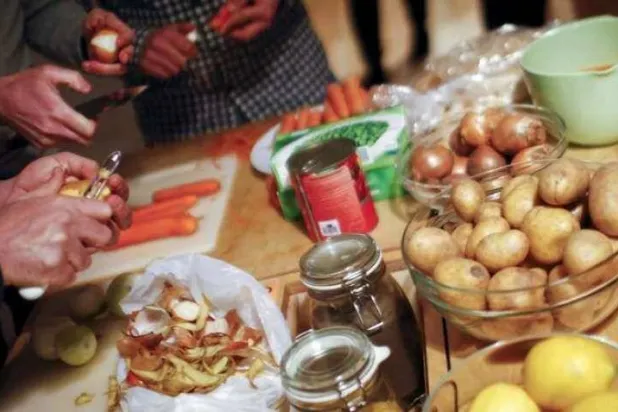 أحد أكبر المخاطر في المطبخ هو التلوث المتبادل للبكتيريا (رويترز)