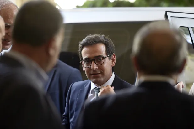 وزير الخارجية الفرنسي ستيفان سيجورنيه لدى وصوله للقاء بري في بيروت (إ.ب.أ)