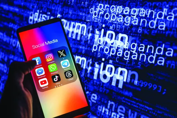 بينما أصبح اعتمادنا المتزايد على الهواتف الذكية أمراً طبيعياً فإنه قد يكون ضاراً جداً بالحياة المهنية (شاترستوك)