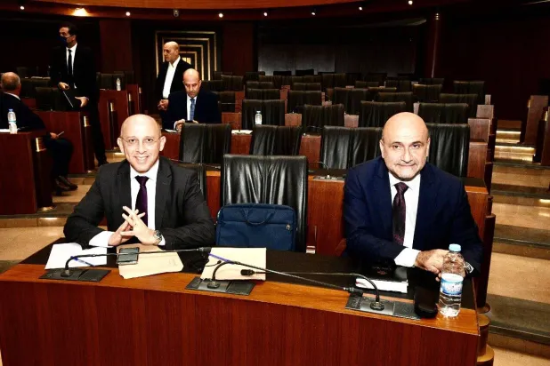 النائب المفصول من «التيار» آلان عون (إلى اليسار) مع النائب المستقيل سيمون أبي رميا في جلسة برلمانية سابقة (حساب أبي رميا في «إكس»)