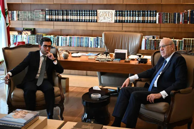 رئيس حكومة تصريف الأعمال اللبنانية نجيب ميقاتي ووزير الخارجية الفرنسي ستيفان سيجورنيه (أ.ف.ب)