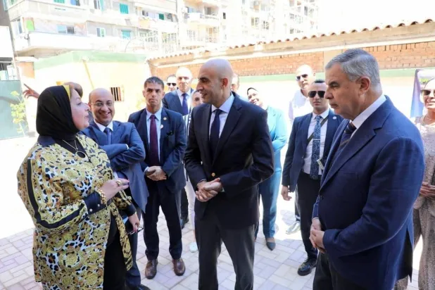 وزير التربية والتعليم المصري خلال زيارته لإحدى المدارس بمحافظة الإسكندرية (مجلس الوزراء المصري)
