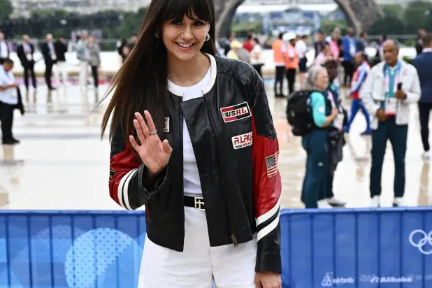 الممثلة نينا دوبريف في حفل افتتاح أولمبياد باريس 2024 (رويترز)