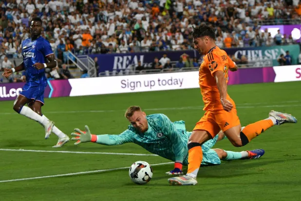 إبراهيم دياز يهز شباك تشيلسي خلال هزيمة الفريق الإنجليزي أمام ريال مدريد (أ.ف.ب)