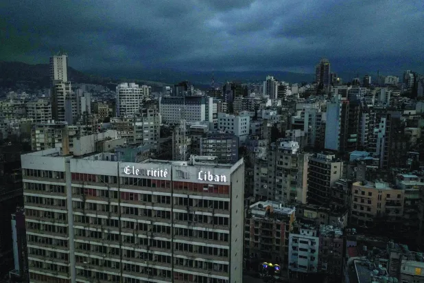 الظلام يغطي مقر شركة كهرباء لبنان خلال انقطاع التيار عن العاصمة بيروت (أ.ف.ب)