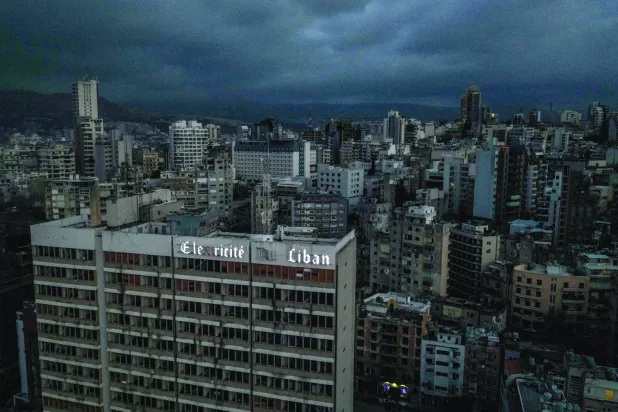 Beyrut'taki elektrik kesintisinde Electricité du Liban'ın genel merkezi karanlıkta kaldı (AFP)