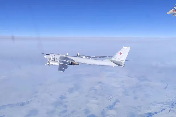 قاذفة استراتيجية روسية فوق المياه المحايدة لبحر بيرنغ في هذه الصورة الثابتة المأخوذة من مقطع فيديو تم إصداره في 14 فبراير 2023 (رويترز)