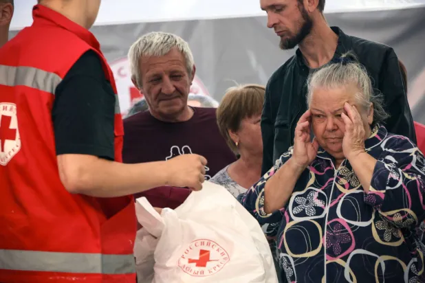آوارگان جنگی که در کورسک، دیروز در حال دريافت کمکهای انسانی از صلیب سرخ روسیه (ا.ف.ب)