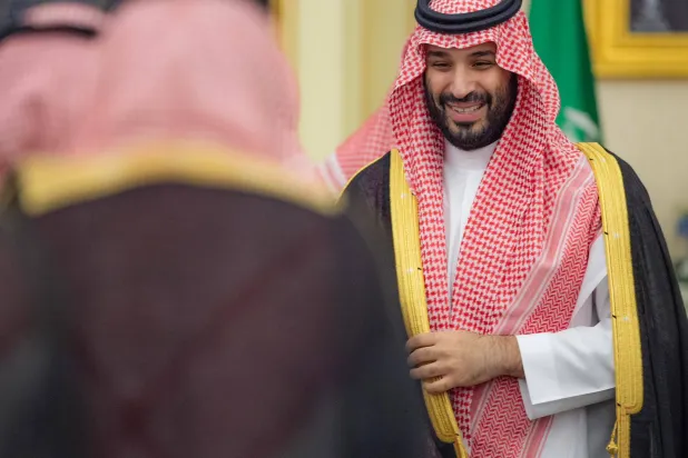 ولي العهد السعودي لدى استقباله الأمراء والعلماء وجمعاً من المواطنين (واس)