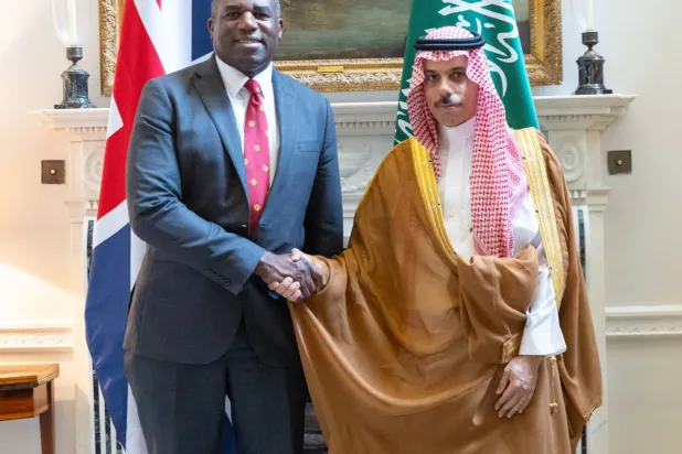 دیوید لمی، وزیر امور خارجه بریتانیا، همتای سعودی خود، شاهزاده فیصل بن فرحان، را در لندن به حضور پذیرفت (واس)