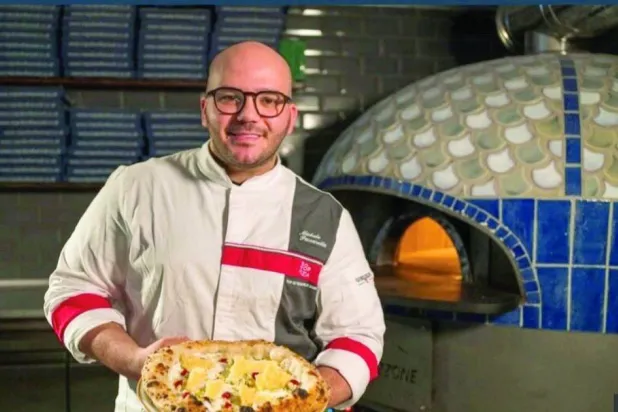 الشيف باسكاريلا وخلفه فرن البيتزا الإيطالي التقليدي (الشرق الأوسط)