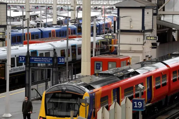 قطارات متوقفة في إحدى محطات العاصمة البريطانية لندن (رويترز)