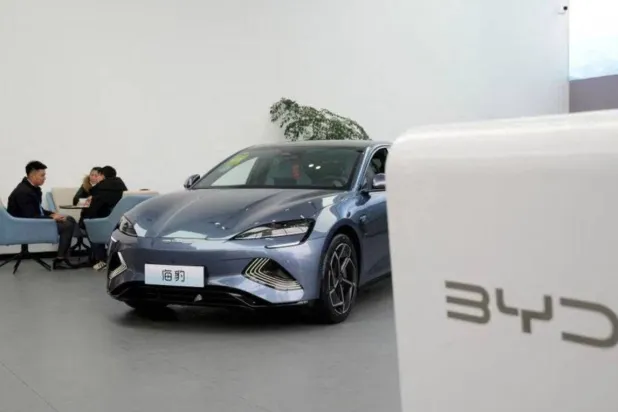 عرض سيارة «BYD Seal» الكهربائية «EV» في شنغهاي بالصين (رويترز)