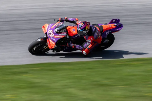 خورخي مارتن متسابق فريق بريما براماك ريسنغ يسجل رقماً قياسياً للفة في النمسا (إ.ب.أ)