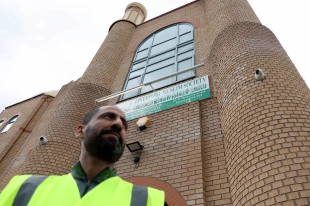  شخص يحرس مسجداً في بريطانيا (أ.ف.ب)