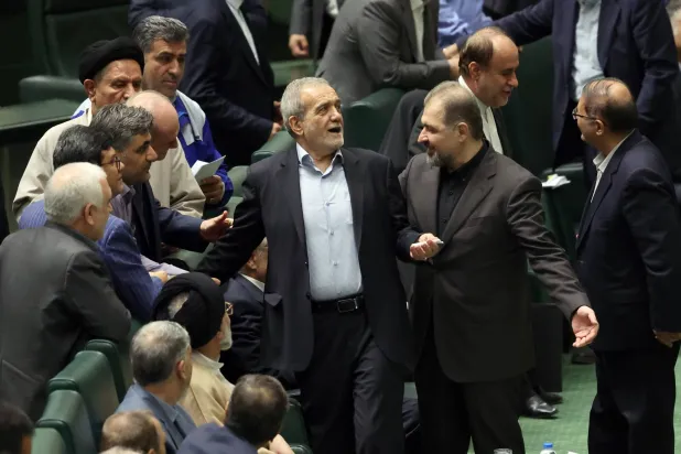 بزشكيان خلال جلسة البرلمان لدراسة أهلية وزراء الحكومة الجديدة (إ.ب.أ)