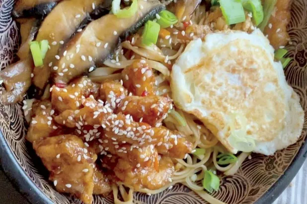 نودلز بالدجاج والسمسم طبق للشيف مها شعراوي (الشرق الأوسط)