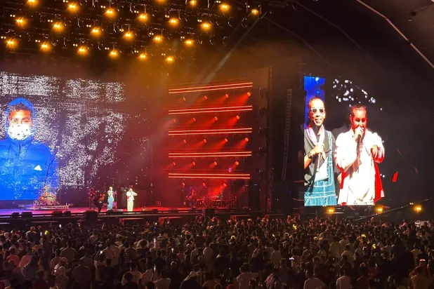 جانب من الحفل الموسيقي الثاني الذي أُقيم في جدة وسط حضور جماهيري كبير (الشرق الأوسط)