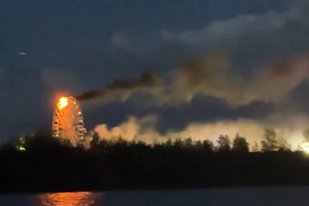 لقطة من فيديو تُظهِر حريقاً في مقصورتين من عجلة دوارة خلال مهرجان موسيقي قرب مدينة لايبزيغ في شرق ألمانيا