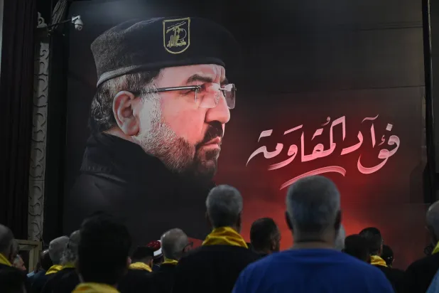 صورة لقيادي «حزب الله» فؤاد شكر خلال إحياء ذكرى أسبوع على اغتياله في بيروت (إ.ب.أ)