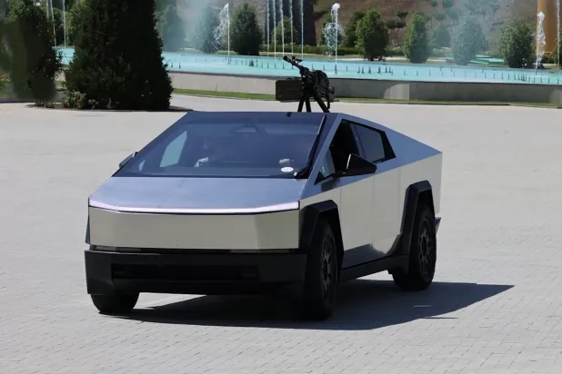 حاكم الشيشان رمضان قديروف يقود سيارة تسلا من طراز «سايبرتراك» (لقطة من فيديو)