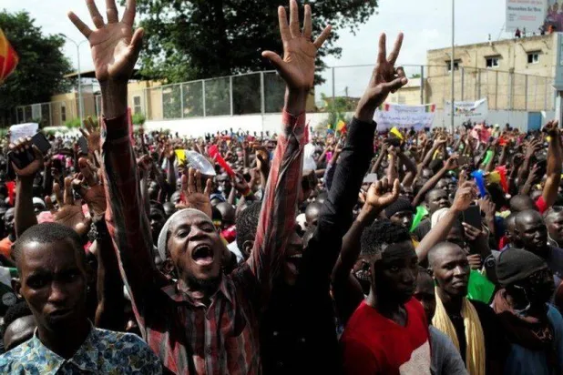 جانب من مظاهرة في مالي (رويترز)