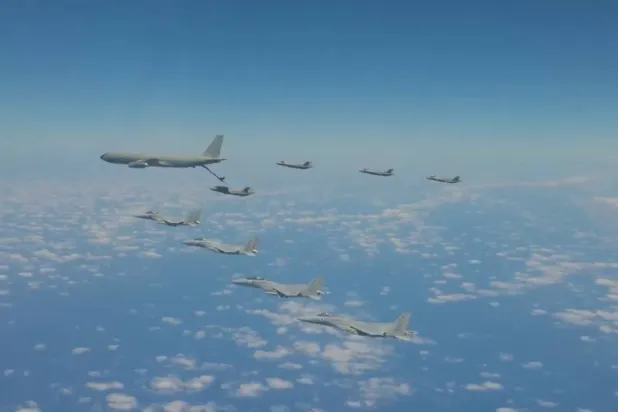 صورة من فيديو نشرته «يديعوت أحرونوت» لتزود مقاتلات إسرائيلية بالوقود جواً