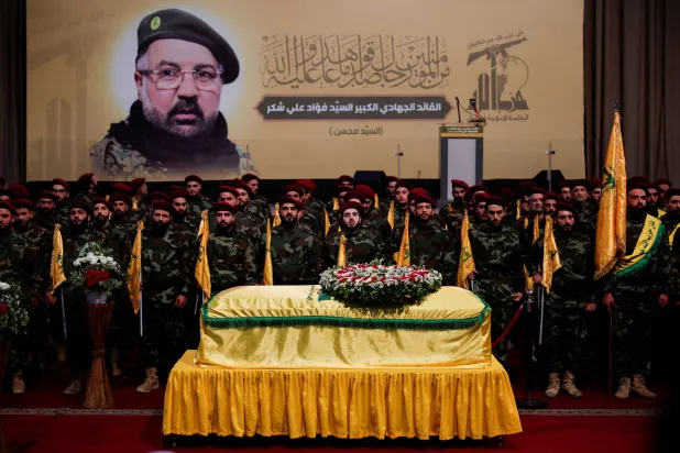 مشيّعون يتجمعون خلال جنازة القائد العسكري بـ«حزب الله» فؤاد شكر الذي قُتل في غارة إسرائيلية بالضاحية الجنوبية لبيروت (رويترز)