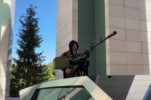 حاكم الشيشان رمضان قديروف على متن سيارة تسلا «سايبرتراك» (لقطة من فيديو)