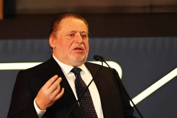 حسن عبد الله محافظ البنك المركزي المصري (رويترز)