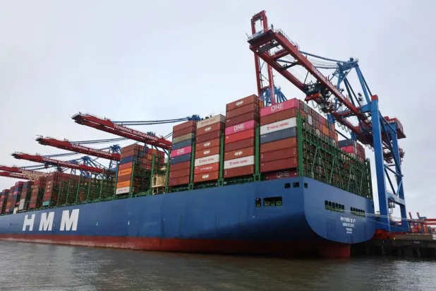 سفينة حاويات تُفرغ حمولتها في ميناء هامبورغ الألماني (رويترز)