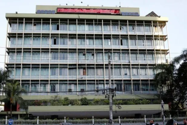 مبنى المصرف المركزي في دكا (رويترز)