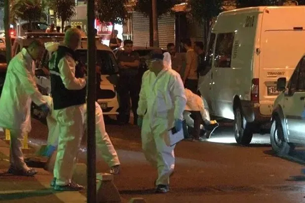 عناصر من الشرطة ونيابة إسطنبول أثناء جمع الأدلة بمنطقة إطلاق النار على فلسطينيين (متداولة)