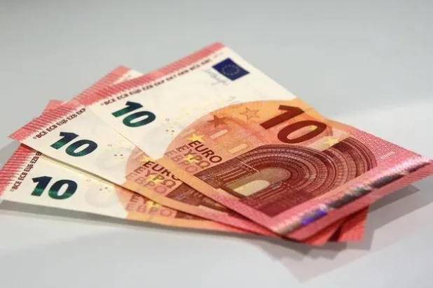 أوراق نقدية من فئة 10 يوروات في أثناء تقديمها في البنك الوطني النمساوي بفيينا في 13 يناير 2014 (رويترز)