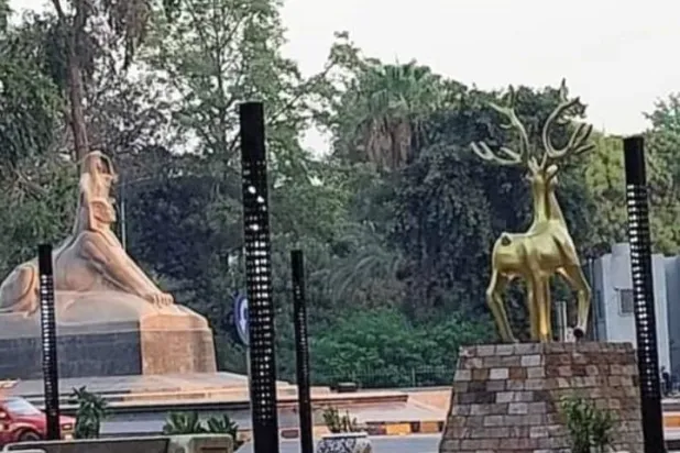مجسم الغزالة أمام تمثال نهضة مصر يثير جدلاً بين أوساط التشكيليين المصريين (فيسبوك)
