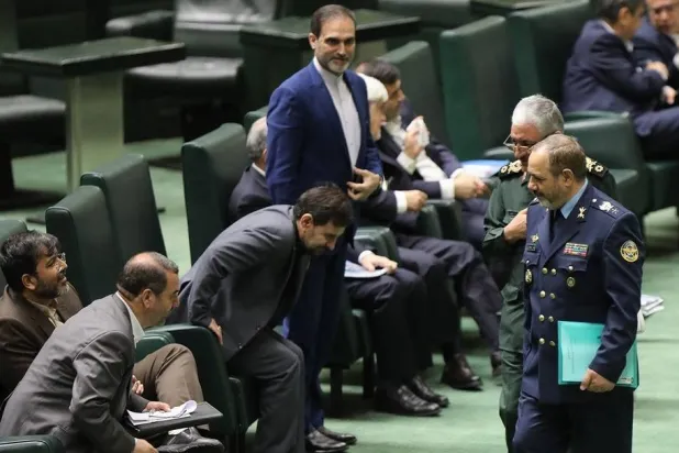 نصیرزاده قبل إلقائه خطابه أمام النواب اليوم (البرلمان الإيراني)