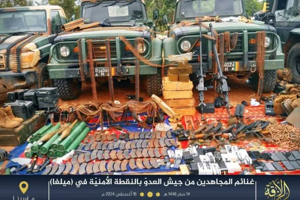 أسلحة وآليات عسكرية استحوذ عليها مقاتلو «القاعدة» من الجيش المالي (إعلام محلي)