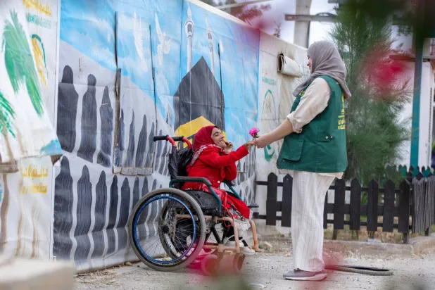 لحظة عطاء واحدة قد تُزهِر الأمل في قلوب من هم في أمسّ الحاجة إليه (مركز الملك سلمان للإغاثة)