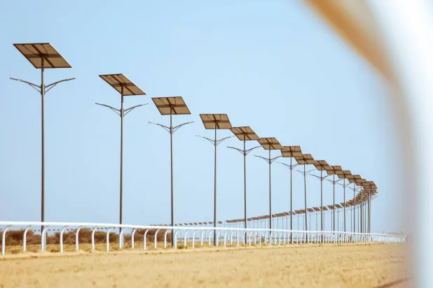 يعد ميدان الطائف للهجن الميدان الوحيد الذي يعمل بالطاقة الشمسية (الشرق الأوسط)