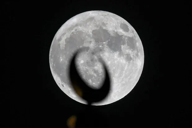 القمر العملاق يظهر خلف مئذنة جامع في دبي بالإمارات العربية المتحدة (إ.ب.أ)