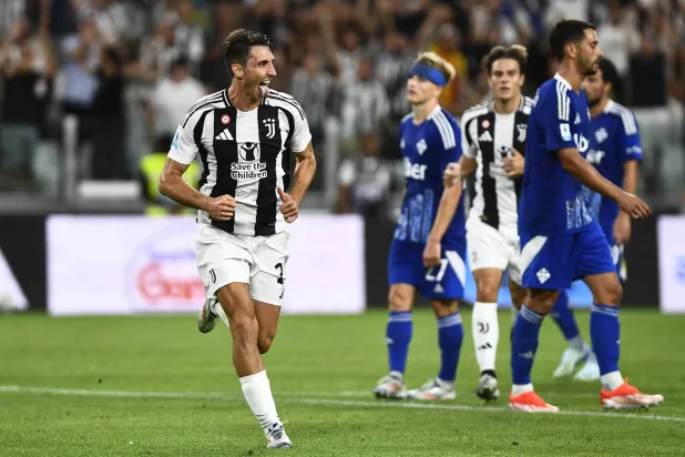 سجّل البلجيكي مباغولا والأميركي وياه و كامبياسو أهداف فريق السيدة العجوز (رويترز)