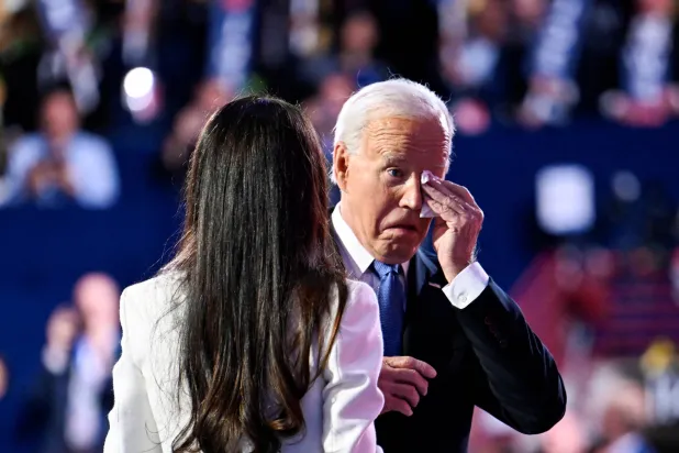 الرئيس جو بايدن يقف بجانب ابنته آشلي في المؤتمر الوطني الديمقراطي في شيكاغو (رويترز)