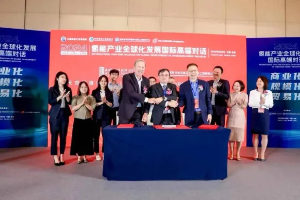 جانب من فعالية توقيع «سكاي تاورز» مع «شركة الهيدروجين الصينية» للاستثمار في السعودية (الشرق الأوسط)