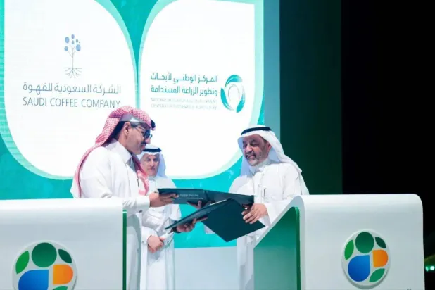 خلال توقيع مذكرة التعاون الاستراتيجية بين «السعودية للقهوة» و«استدامة» (واس)